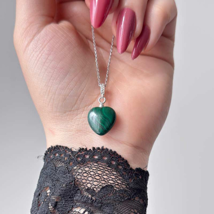 سلسال حجر الملكايت الأخضر ( ملكيت ) بشكله قلب من الفضة الاسترليني عيار 925