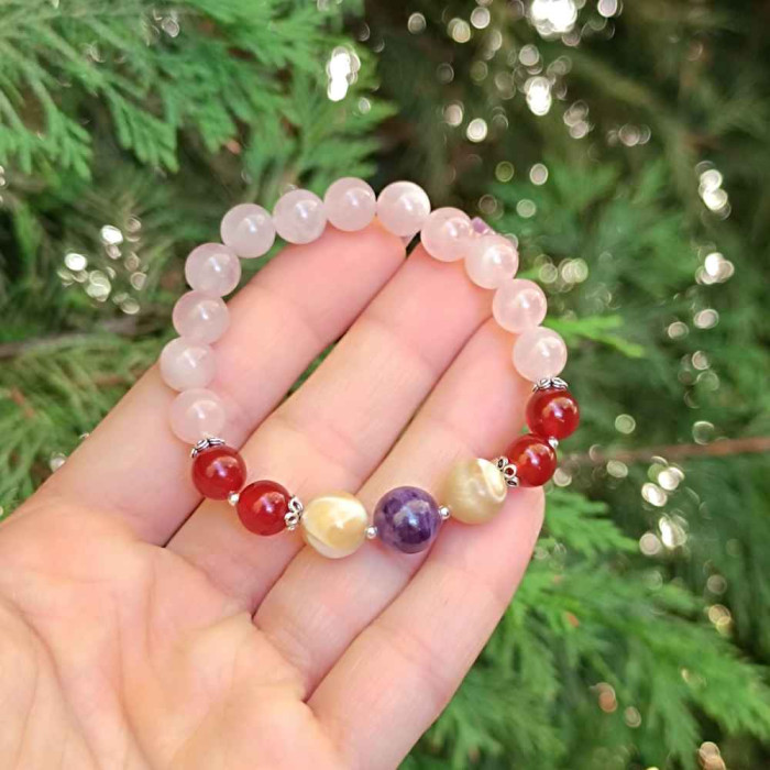 ( جمشت ) أسورة بفواصل فضة من حجر الروز كوارتز - الكوارتز الوردي - وحجر العقيق الأحمر وحجر الصدف وفي المنتصف حجر الاماتيست الطبيعي