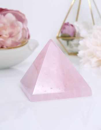 Pembe kuvars Taşından Piramit