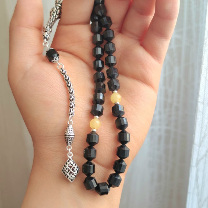 مسباح حجر التورمالين الاسود مع حبات من الكهرمان الطبيعي الاصلي - 33 خرزة من الفضة الاسترليني عيار 925