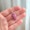 سلسال حجر الياقوت الاحمر ( روبي ) الطبيعي بشكل خام من الفضة الاسترليني عيار 925